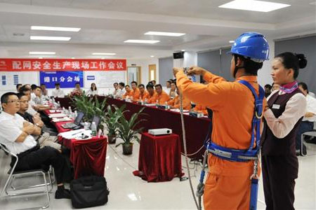 現場教學高空安全帶組成及佩戴方法