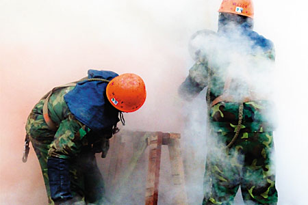 在有毒場所作業的工人配個人防護用品處理事故