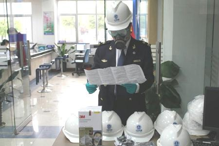 環(huán)境監(jiān)測人員佩戴個人防護用品對有毒物品檢測