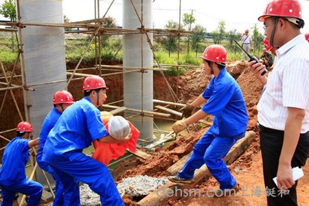建筑工地戴安全帽預防安全事故發生