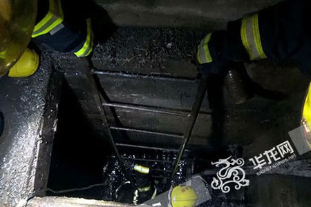 消防員穿戴防護(hù)裝備進(jìn)行搜救