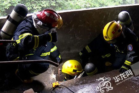 消防員戴消防呼吸器下到沉渣池救援