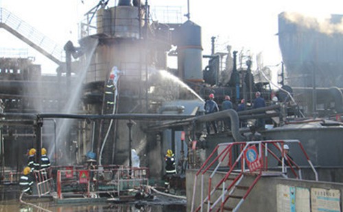 煤氣泄露消防員現場救援圖