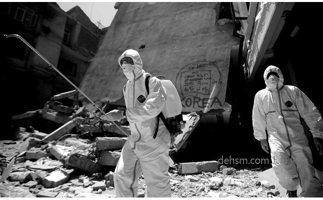 穿戴好個人防護用品噴灑消毒液