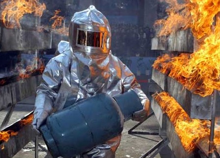 身穿消防隔熱服火災救援戰士